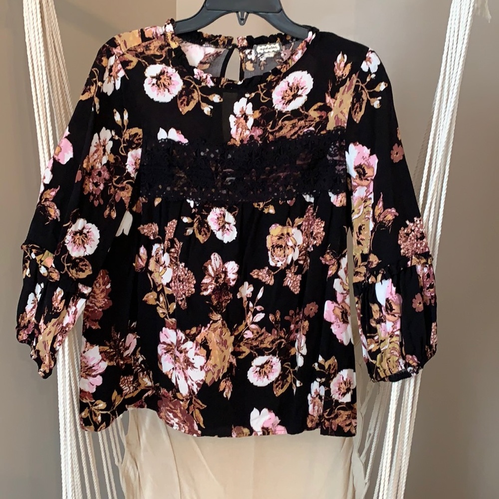 Eyeshadow Top- Large- Floral/ black lace line on front